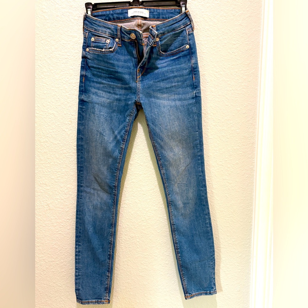 Zara Woman Size 2 Skinny jeans. Gently worn.